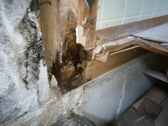 出入り口の柱の腐食