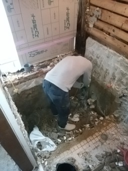 床の解体作業